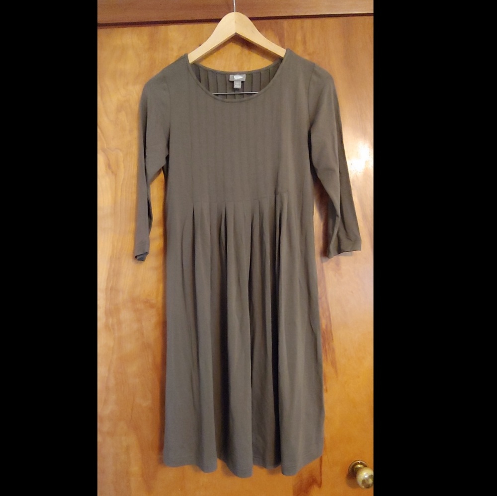 Quarter-length pleated dress
